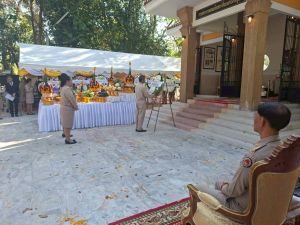 LINE_ALBUM_ถวายพวงมาลาศาลพระปิ่น7-1-69_260109_61.jpg